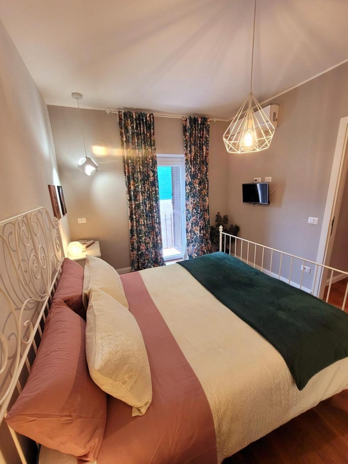 Benedict Pantheon Apartment